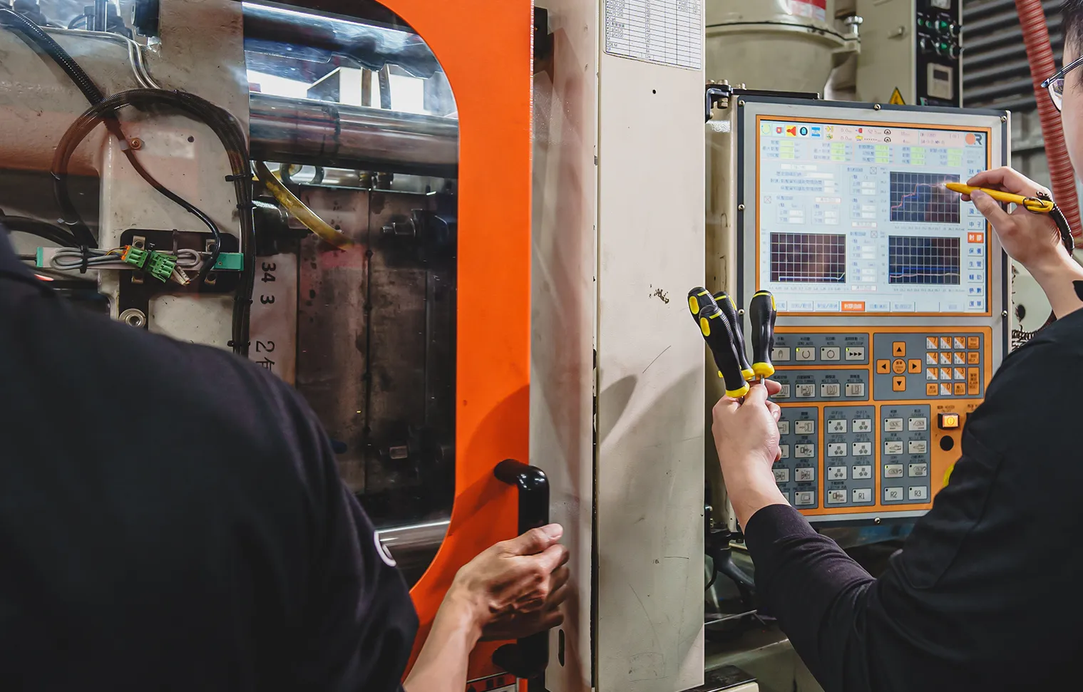 模具製造 + 注塑射出 +
                                    金屬加工