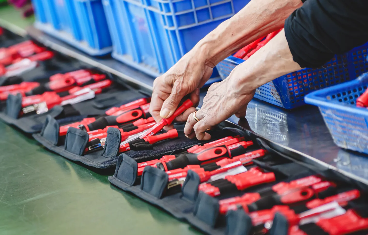 組裝 + 品質控制 + 包裝整合